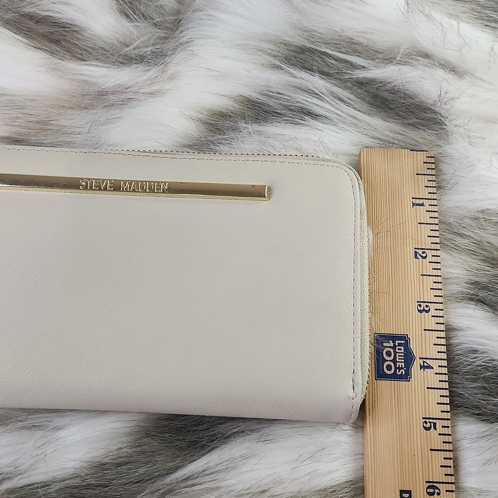 Steve Madden Cream Colored Wristlet Clutch Wallet. Size 8x5